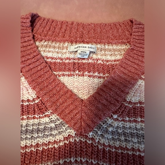 American Eagle Cropped V-Neck Sweater - Picture 2 of 4